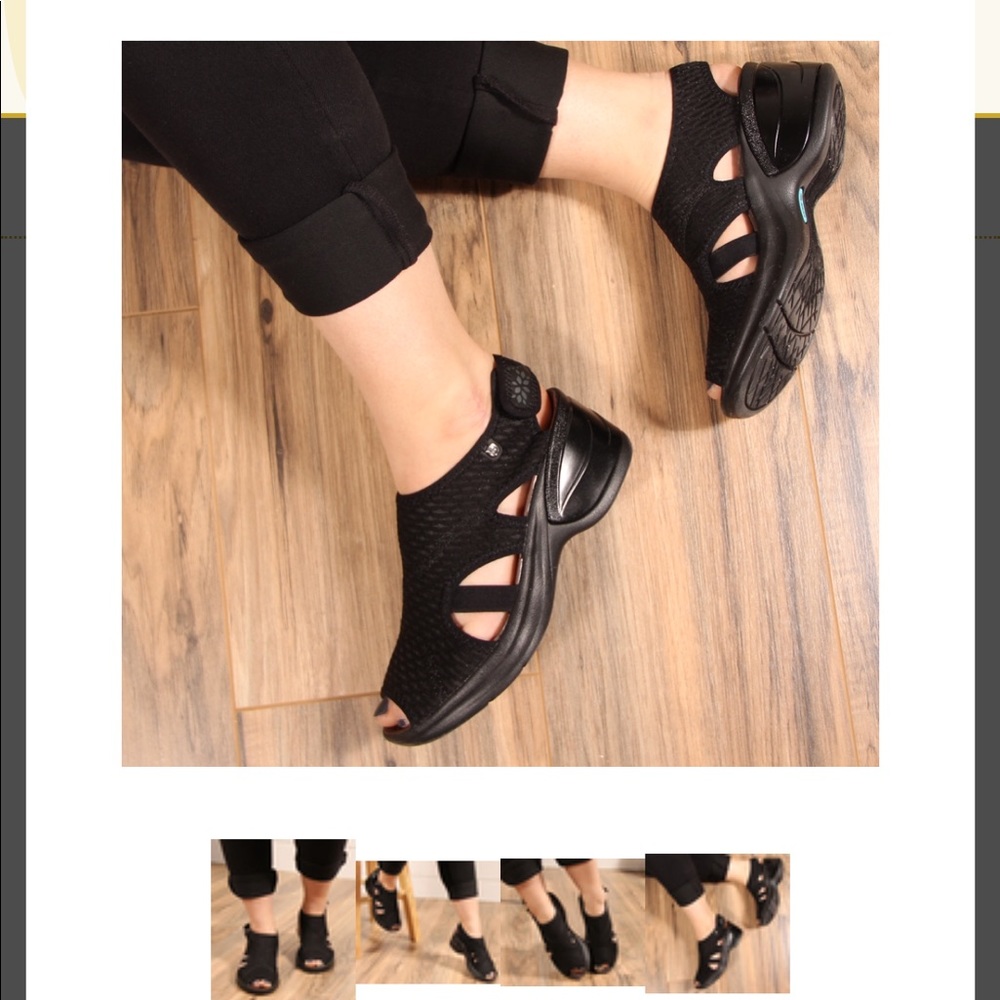 BZees Black sandals size 7.5